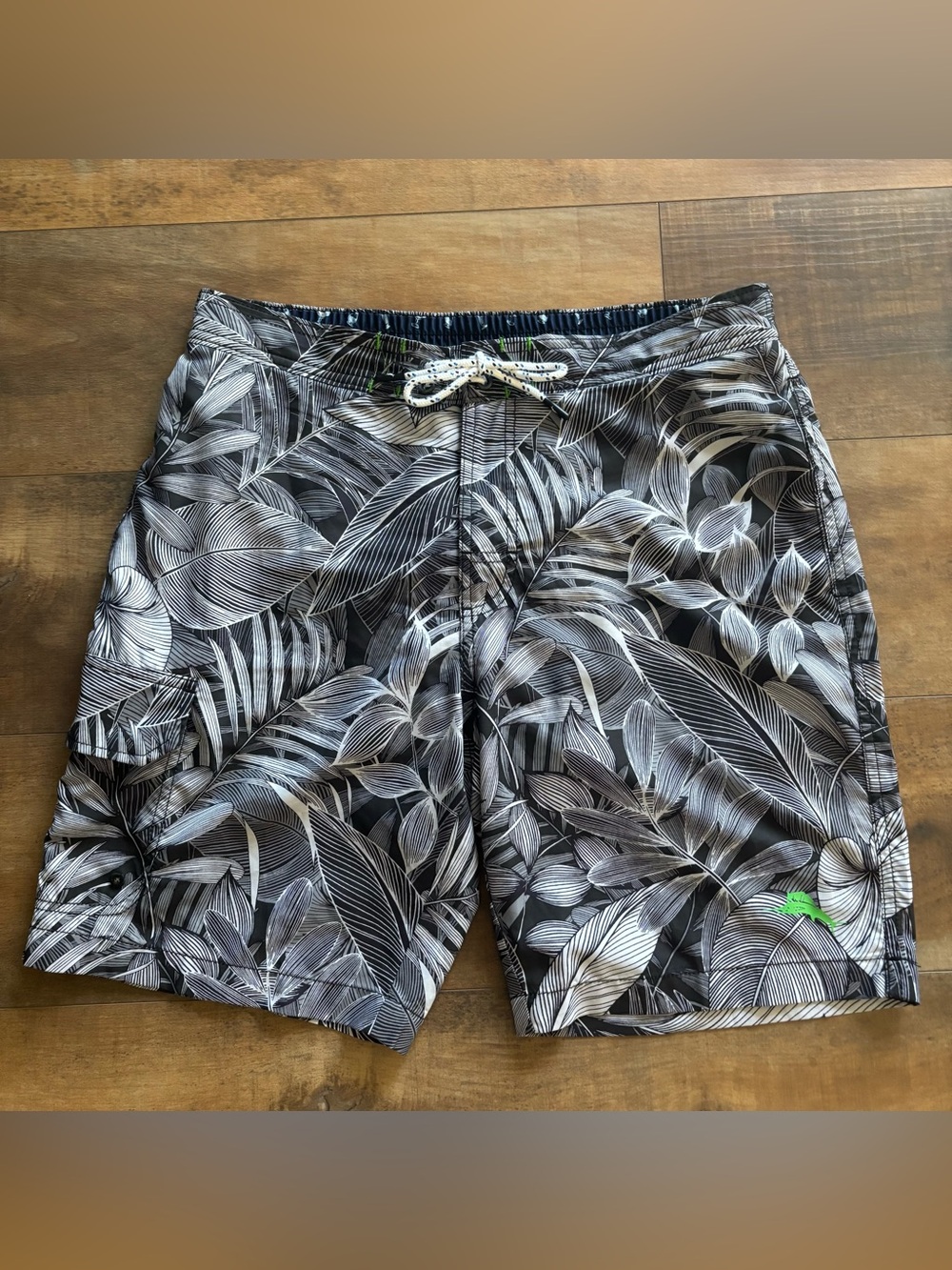 Tommy Bahama Baja Island Botanical Black White Tropical 9" Board Swim Shorts Med